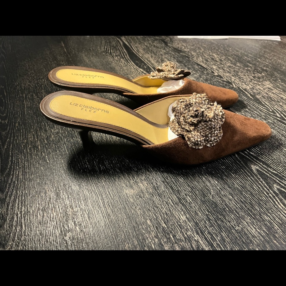 Brand New! Liz Claiborne Flex Chocolate Brown Suede Shoe 🥳 ( small pump)